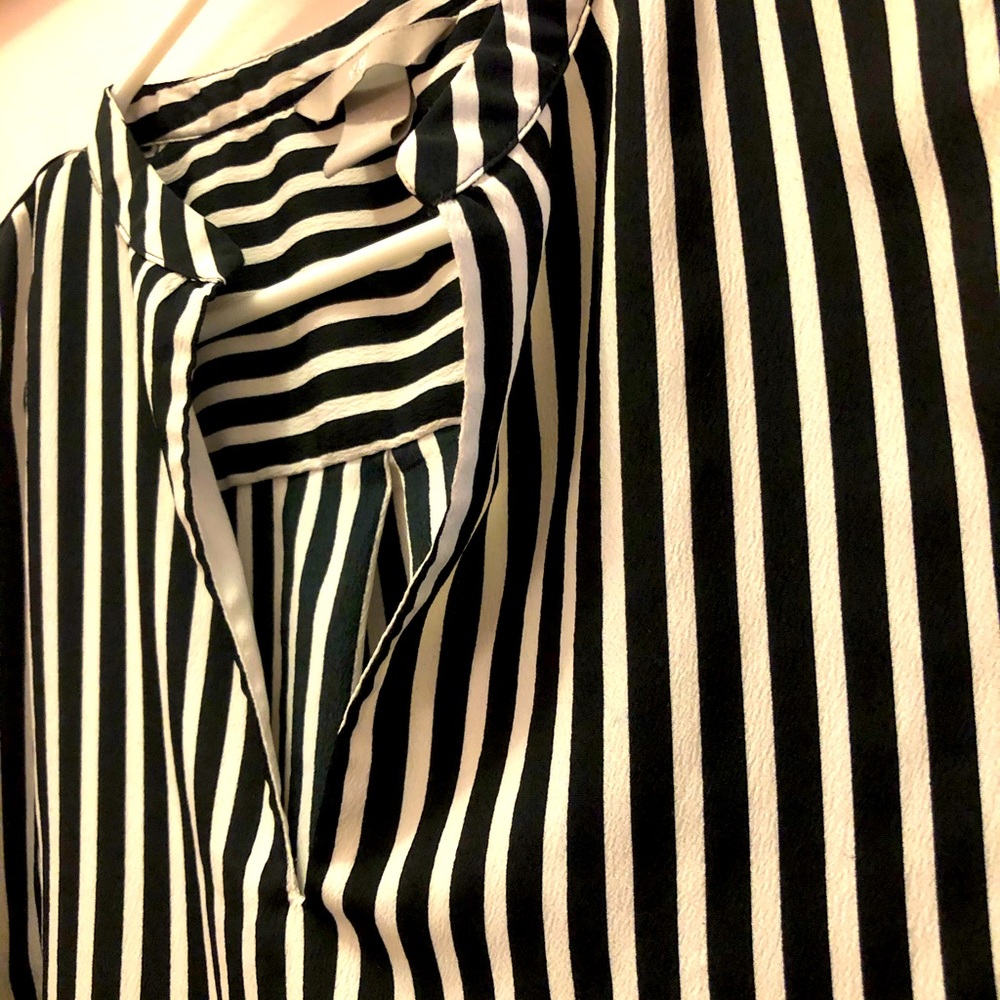 Sleeveless H&M Black and White striped blouse